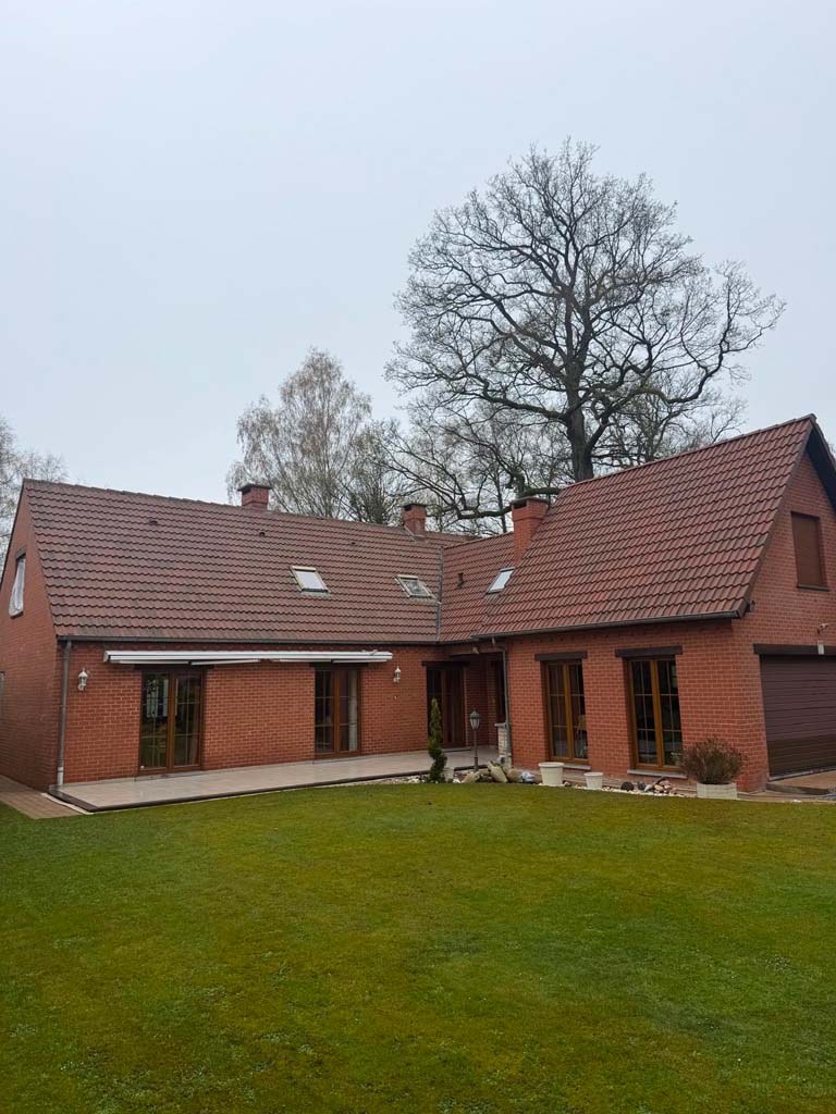Entretien de fenêtres de toit Velux sur une couverture en tuiles à Bruxelles