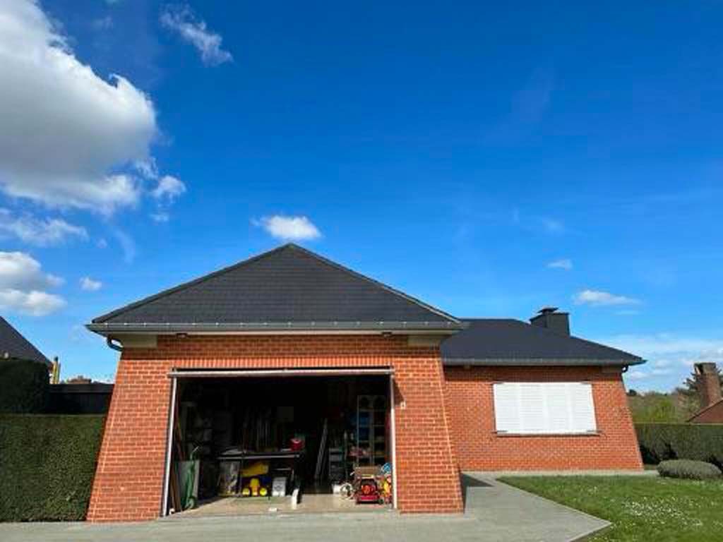 Nettoyage de toiture en tuiles sur une maison en brique à Bruxelles