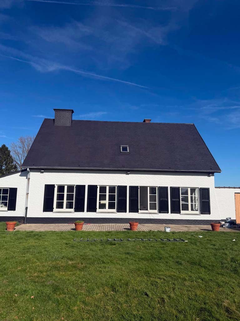 Traitement hydrofuge de toiture en tuiles sur une maison à Bruxelles